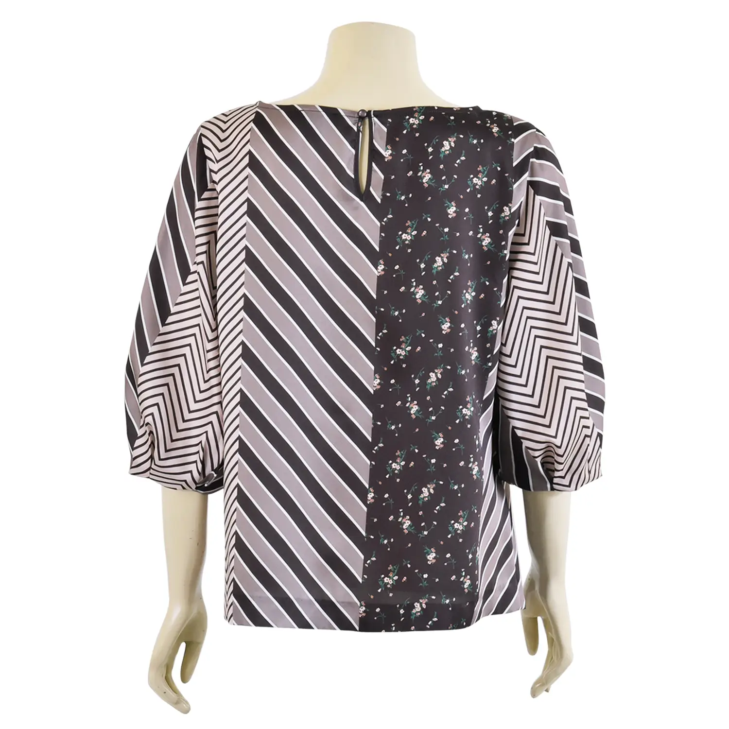 เสื้อคอปาดแขนทรงบอลลูน ยาว 4 ส่วน ผ้าลายซิกแซก สลับลายดอกไม้ - Image 3