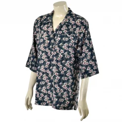 เซตเสื้อเชิ้ตสตรี แขน 4 ส่วน ผ้าพิมพ์ลายดอกไม้โทนเขียว และเสื้อเชิ้ตสตรี แขน 4 ส่วน ผ้าพิมพ์ลายดอกไม้สีสดใส - Image 2