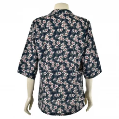 เซตเสื้อเชิ้ตสตรี แขน 4 ส่วน ผ้าพิมพ์ลายดอกไม้โทนเขียว และเสื้อเชิ้ตสตรี แขน 4 ส่วน ผ้าพิมพ์ลายดอกไม้สีสดใส - Image 3