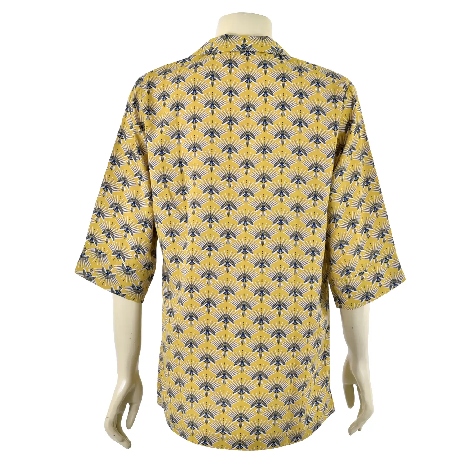 เซตเสื้อเชิ้ตสตรี แขน 4 ส่วน ผ้าพิมพ์ลายพัดสีเหลือง และเสื้อเชิ้ตสตรี แขน 4 ส่วน ผ้าพิมพ์ลายดอกไม้พื้นครีม - Image 3