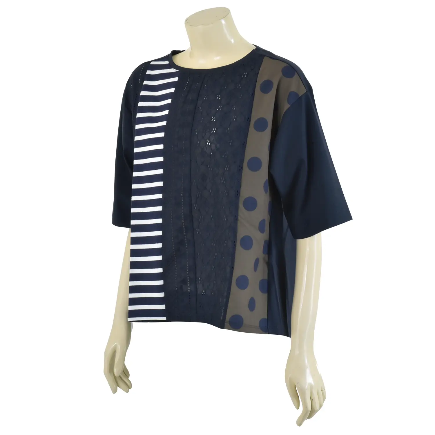 เสื้อแบบสวมคอกลม ตัดต่อผ้าปักลายฉลุ และผ้าพิมพ์ลาย ทรงไหล่ตก - Image 3