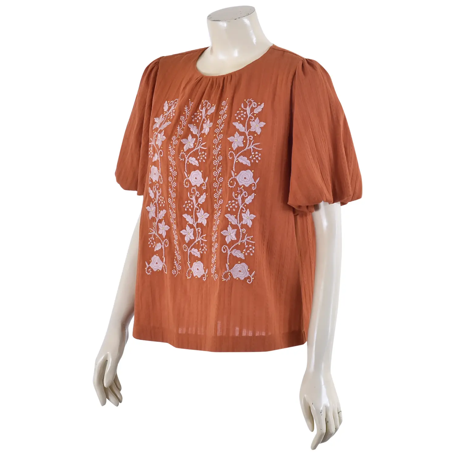 เสื้อสตรีคอกลมผ้าคอตตอน ด็อบบี้ แขนทรงบอลลูน ผ้าปักลายดอกไม้ - Image 2