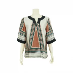 เสื้อสตรีคอกลม ผ่าหน้าทรงวี  แขนกระบอก 3 ส่วน ผ้าซาติน พิมพ์ลายกราฟิก