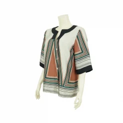 เสื้อสตรีคอกลม ผ่าหน้าทรงวี  แขนกระบอก 3 ส่วน ผ้าซาติน พิมพ์ลายกราฟิก - Image 3