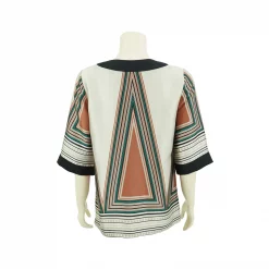 เสื้อสตรีคอกลม ผ่าหน้าทรงวี  แขนกระบอก 3 ส่วน ผ้าซาติน พิมพ์ลายกราฟิก - Image 2