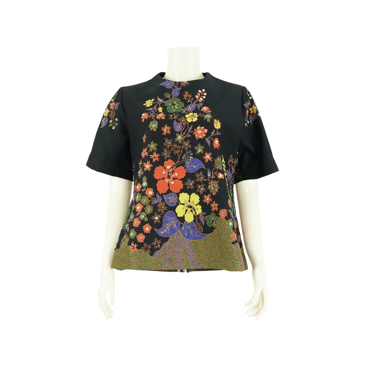 เสื้อสตรีคอปีน แขนสั้น ผ้าปาเต๊ะพิมพ์ลายดอกไม้ ตกแต่งลูกปัดและเลื่อมปักมือ