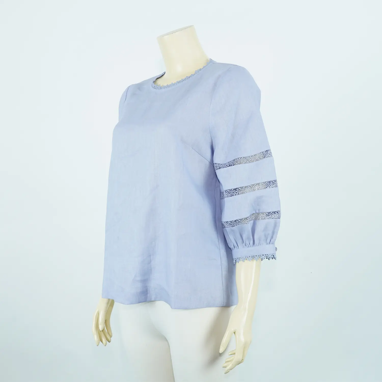 เสื้อสตรีคอกลม เสริมเทปลูกไม้รอบคอ แขนพอง ตัดต่อแทรก เทปลูกไม้ 3 ช่วง - Image 2