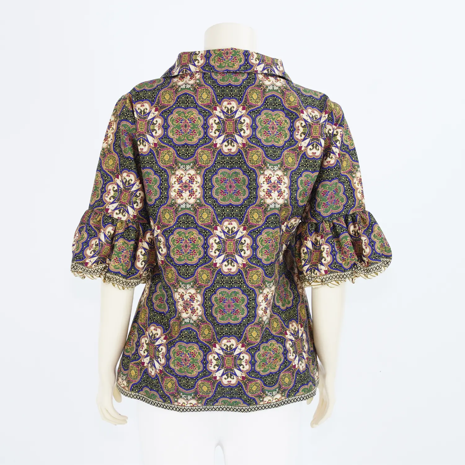 เสื้อสตรีคอปก แขนกระบอก ตัดต่อปลายแขนบอลลูน ผ้าปาเต๊ะลายมาเลเซีย - Image 3