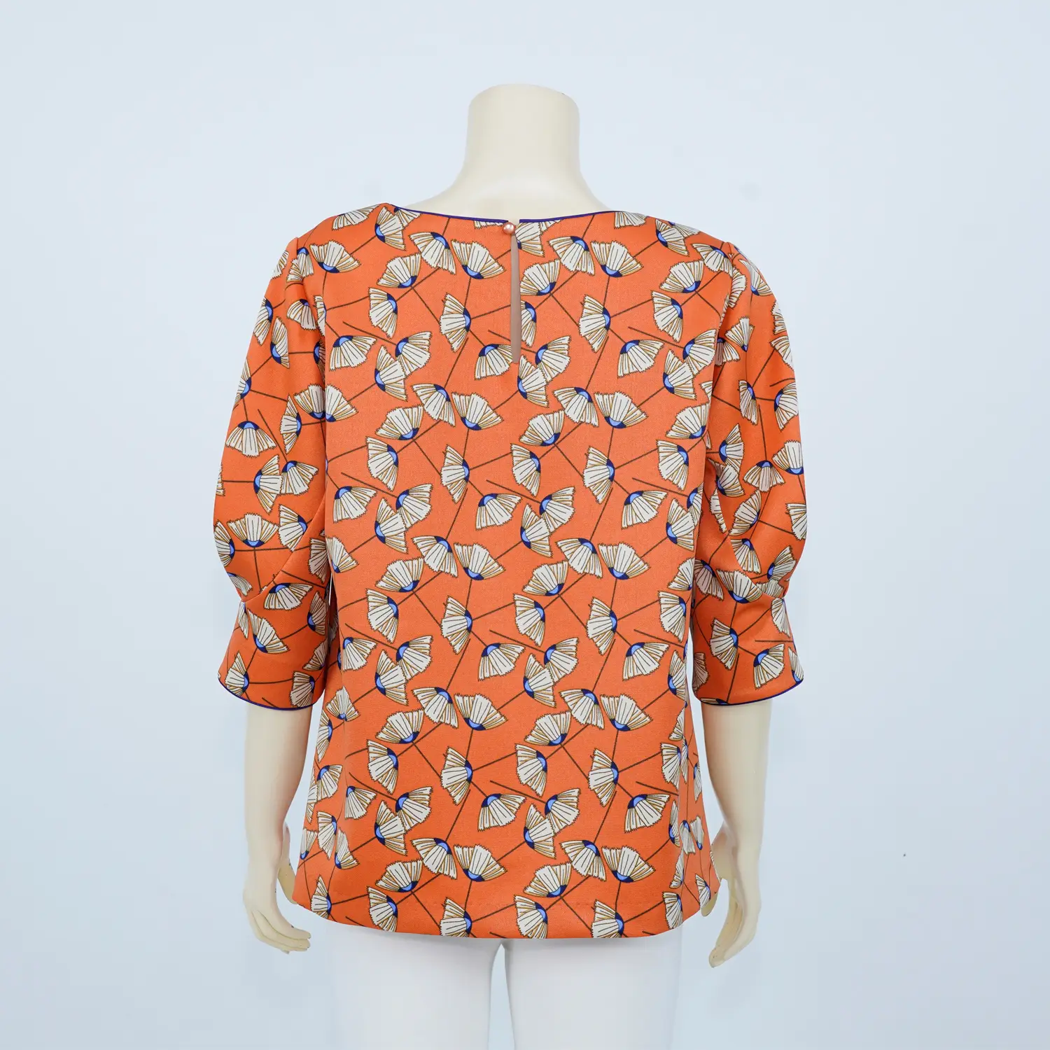 เสื้อคอปาด แขนพองยาว 4 ส่วน ผ้าสีพื้นลายดอกไม้ - Image 3