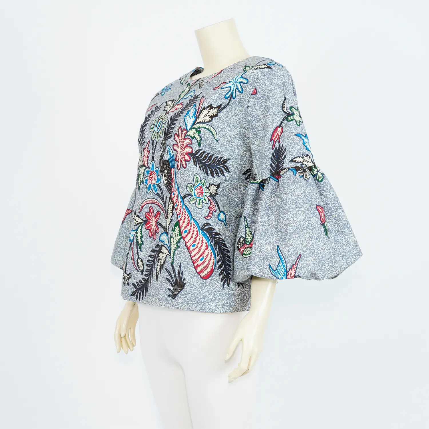 เสื้อคอกลม แขนกระบอก ตัดต่อปลายแขนบอลลูน ผ้าปาเต๊ะลายดอกไม้ และนกยูง - Image 2