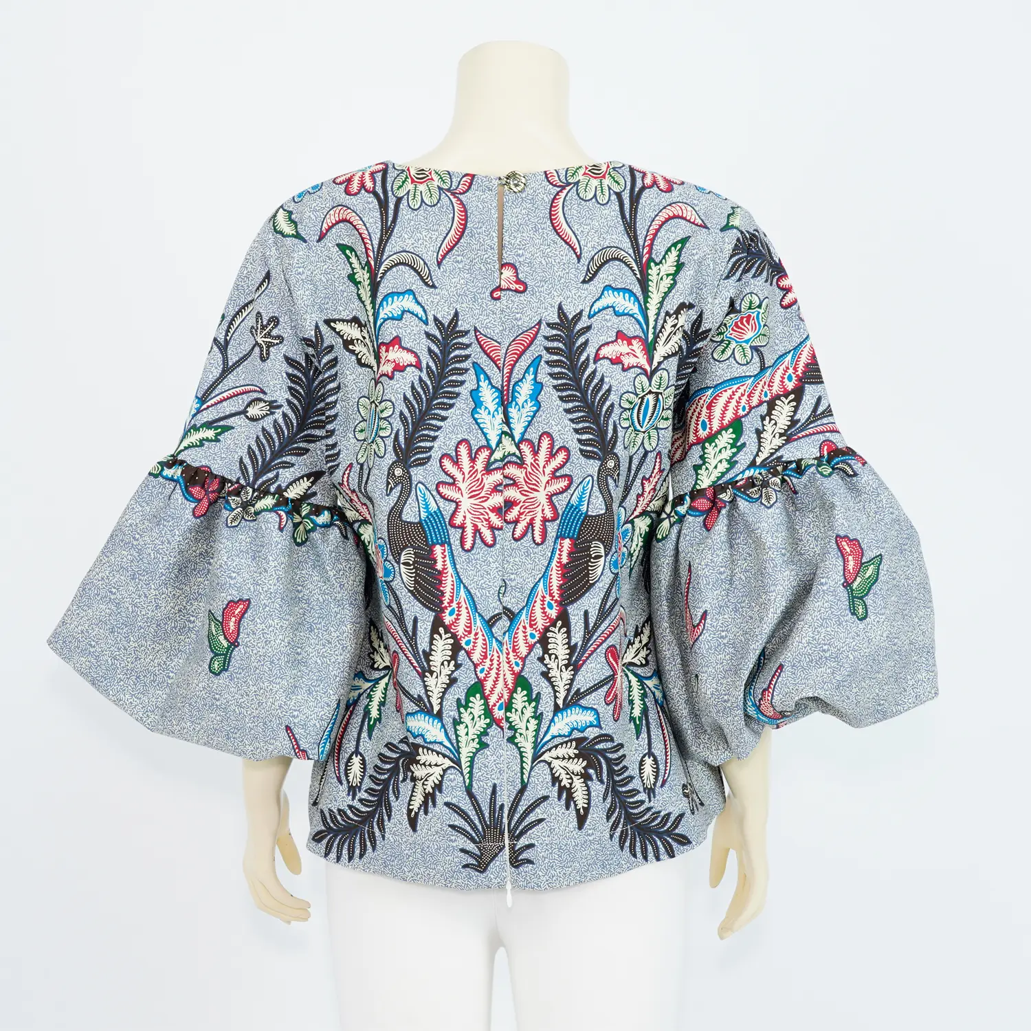 เสื้อคอกลม แขนกระบอก ตัดต่อปลายแขนบอลลูน ผ้าปาเต๊ะลายดอกไม้ และนกยูง - Image 3