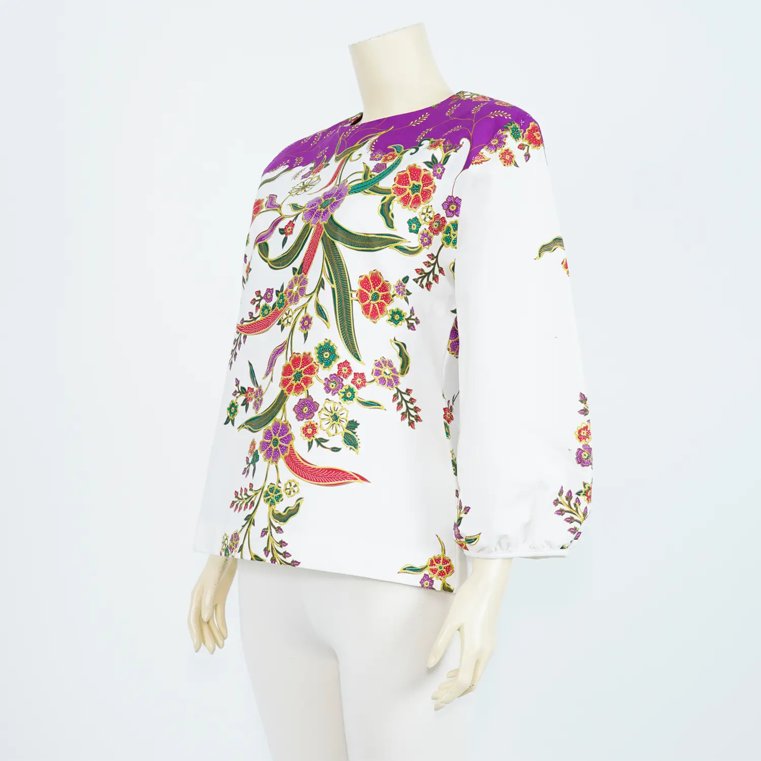 เสื้อสตรีคอกลม แขนพอง ยาว 5 ส่วน ผ้าปาเต๊ะ พิมพ์ลายดอกไม้ตัดขอบทอง - Image 2