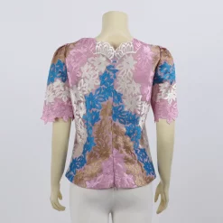 เสื้อคอวี แขนสั้นทรงกระบอก ผ้าลูกไม้ทไวไลท์ ปักลายดอกไม้ - Image 2