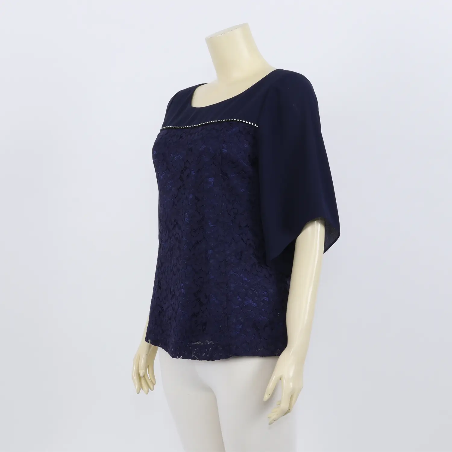 เสื้อคอปาด แขนบาน ผ้าชีฟองผสมผ้าลูกไม้ แต่งคริสตัล - Image 3