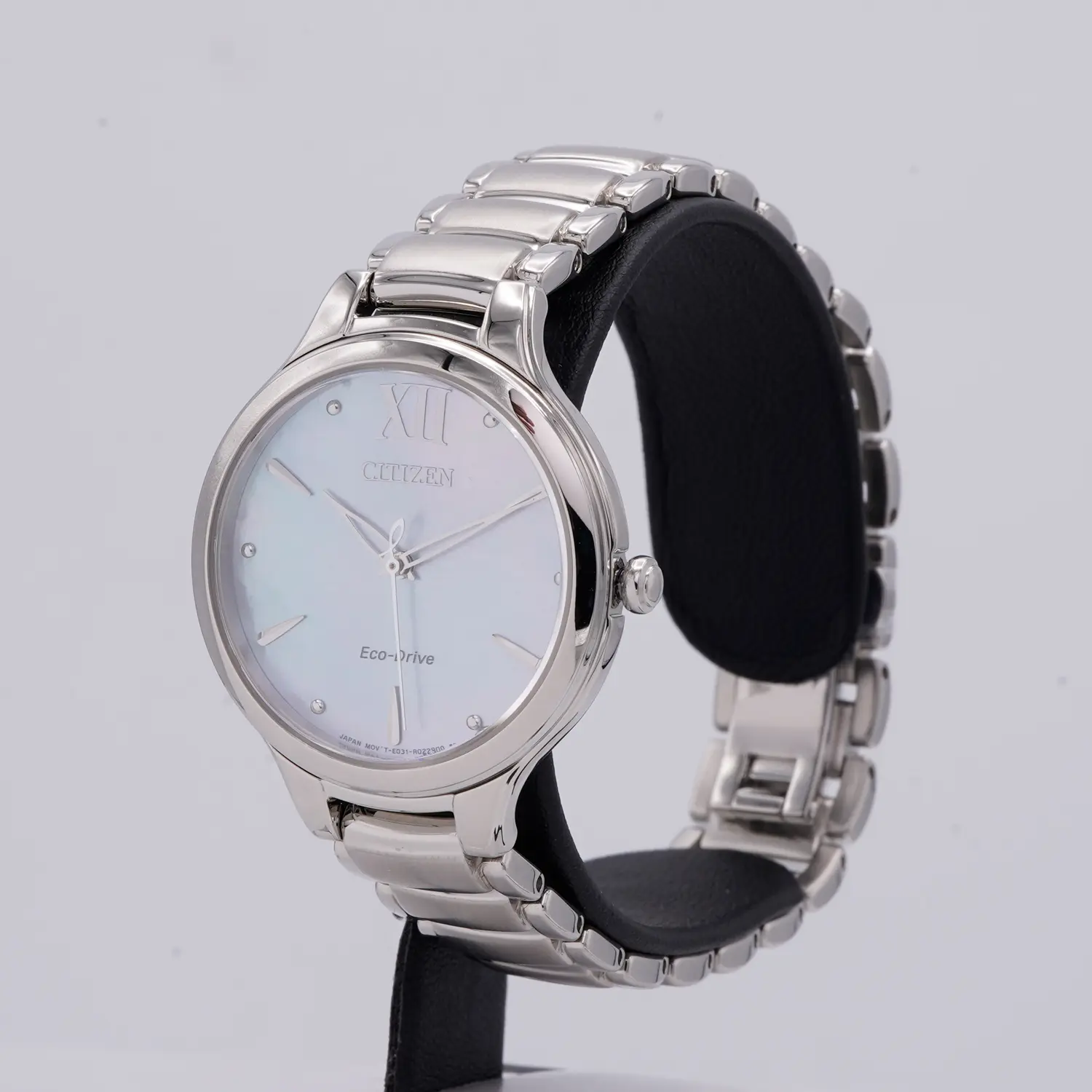 นาฬิกาข้อมือ หน้าปัดกลมพื้นมุก ลายดอกไม้เรขาคณิต ระบบ Eco-Drive - Image 3