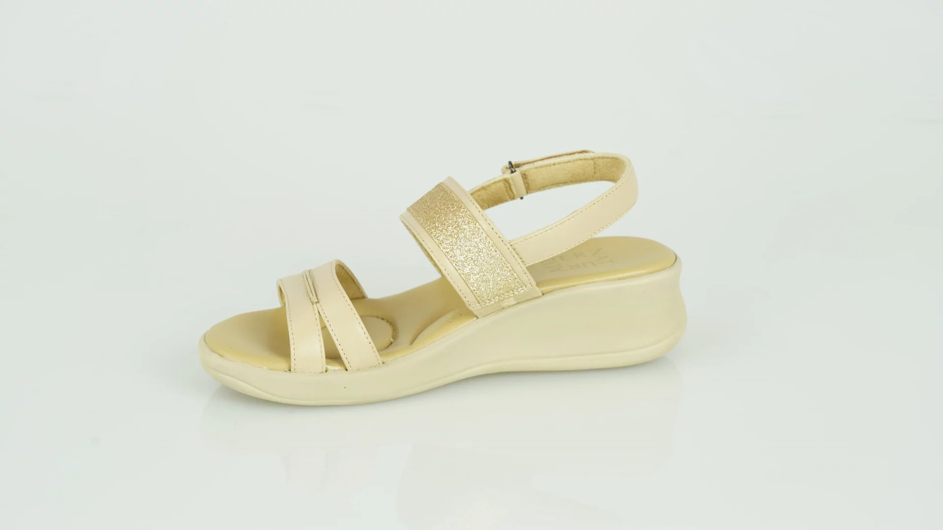 รองเท้าเสริมส้นทรงสปอร์ต สายคาดหนังแกะ แต่งกลิตเตอร์ รุ่น Light-Step - Image 7