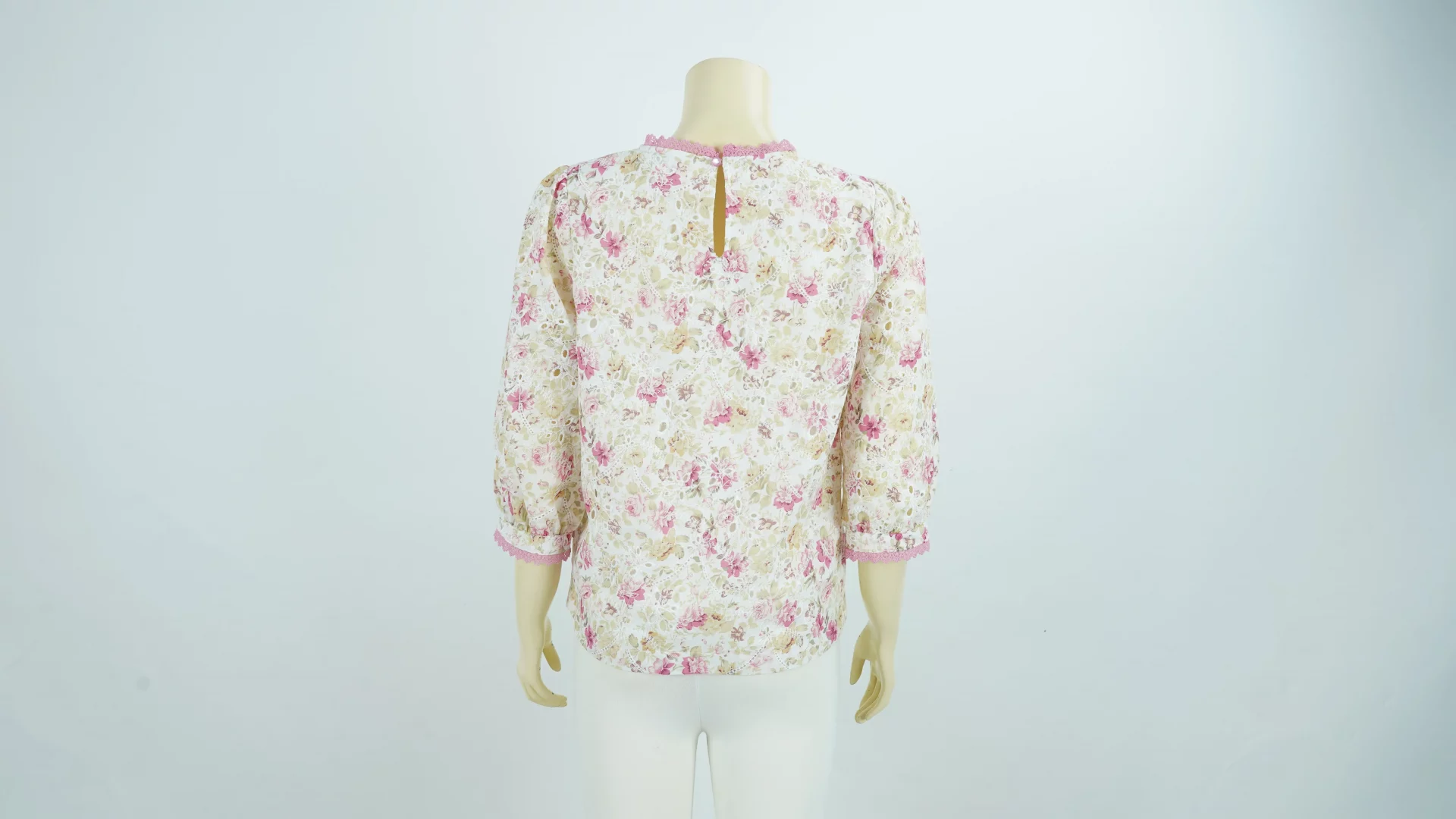เสื้อคอกลม ผ้าคอตตอน ลายดอกไม้ แต่งปักฉลุลาย - Image 2
