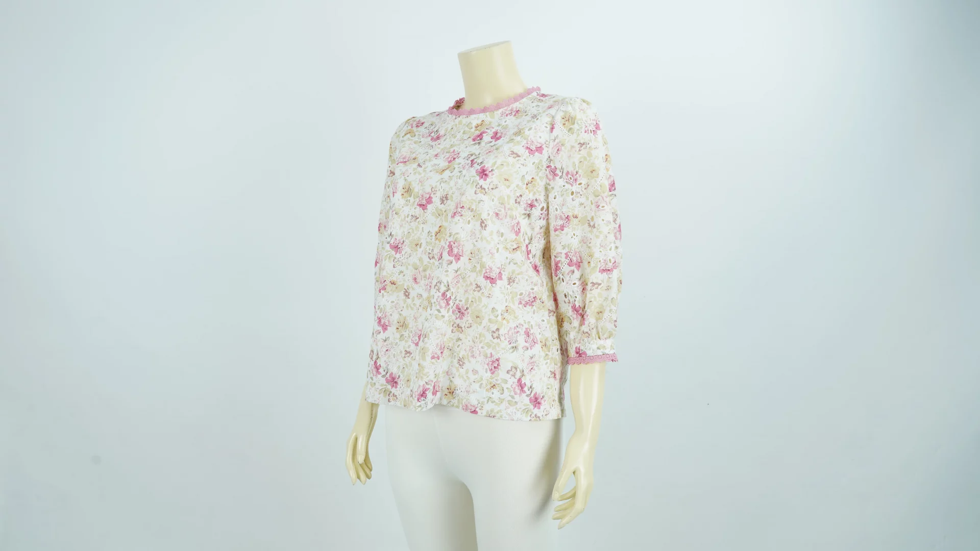 เสื้อคอกลม ผ้าคอตตอน ลายดอกไม้ แต่งปักฉลุลาย - Image 4
