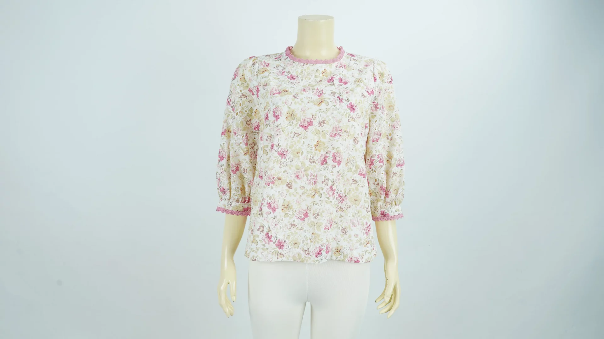 เสื้อคอกลม ผ้าคอตตอน ลายดอกไม้ แต่งปักฉลุลาย - Image 3