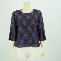 เสื้อคอปาด ผ้าลูกไม้ลายตาราง และดอกไม้ ปลายแขนทรงกระดิ่ง - Image 2