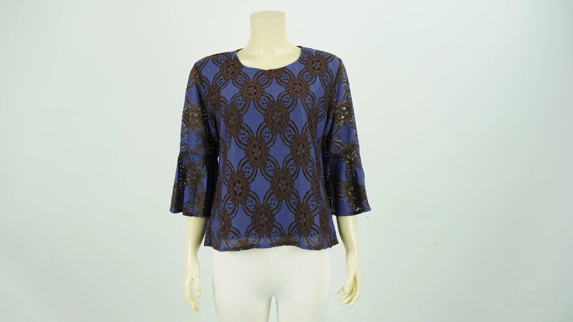 เสื้อคอปาด ผ้าลูกไม้ลายตาราง และดอกไม้ ปลายแขนทรงกระดิ่ง - Image 2