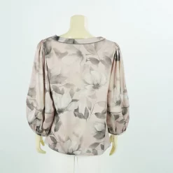 เสื้อคอปาด  แขนบอลลูน พิมพ์ลายดอกไม้ และใบไม้ - Image 4