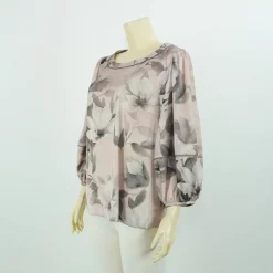 เสื้อคอปาด  แขนบอลลูน พิมพ์ลายดอกไม้ และใบไม้ - Image 2