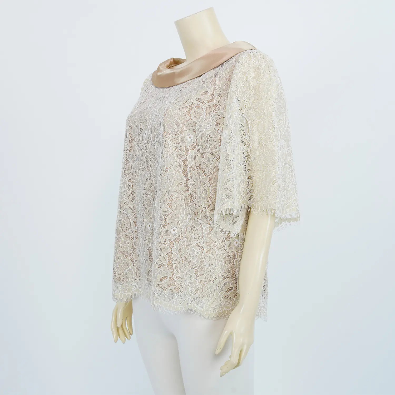 เสื้อคอปาด แขนบานเอไลน์ ผ้าลูกไม้ลายดอกไม้ - Image 2