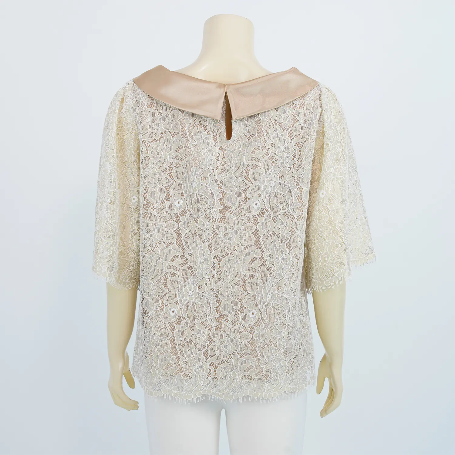 เสื้อคอปาด แขนบานเอไลน์ ผ้าลูกไม้ลายดอกไม้ - Image 3