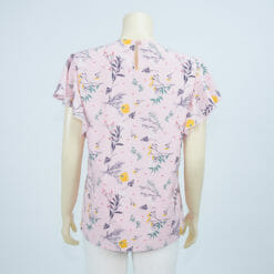 เสื้อคอกลม แขนกุด แต่งระบายคลุมไหล่ ผ้าลายดอกไม้และใบไม้ - Image 3