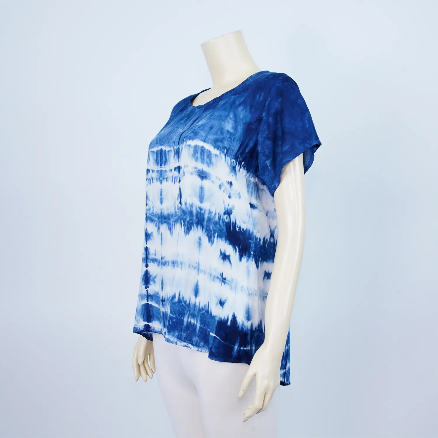 เสื้อคอกลมแขนสั้น ผ่าชายด้านหลัง ผ้าย้อมคราม - Image 2