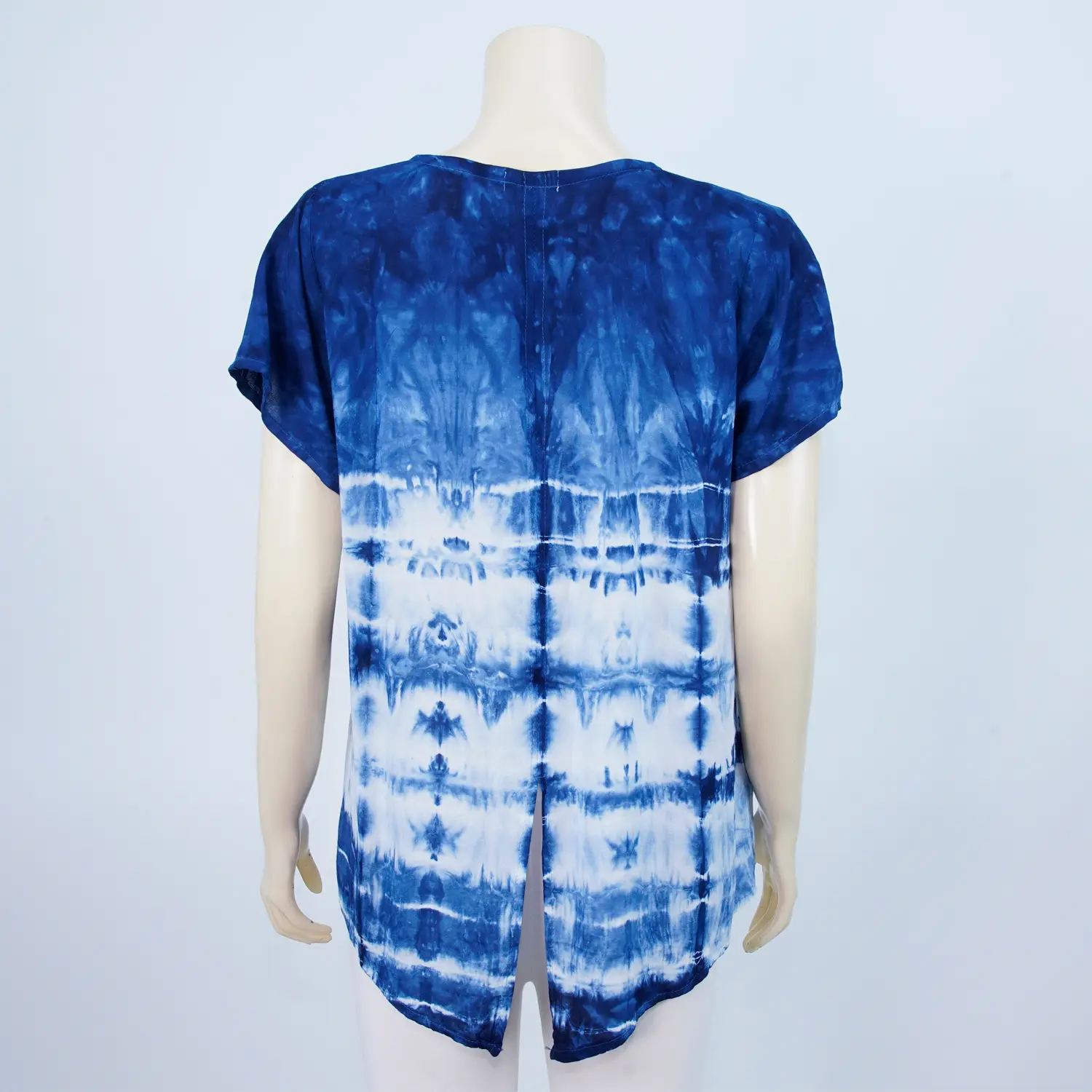 เสื้อคอกลมแขนสั้น ผ่าชายด้านหลัง ผ้าย้อมคราม - Image 3