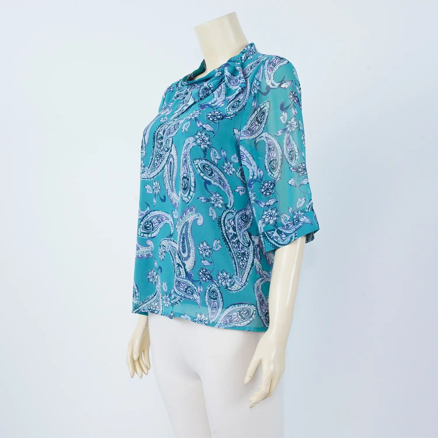 เสื้อคอตั้ง เสริมชิ้นผ้า จับจีบสไตล์โบว์ แขนกระบอก ผ้าชีฟองลายเพสลีย์ - Image 2