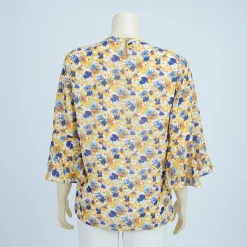 เสื้อคอกลม แขนกระบอก ปลายแขนระบาย ผ้าชีฟองลายดอกไม้ - Image 2