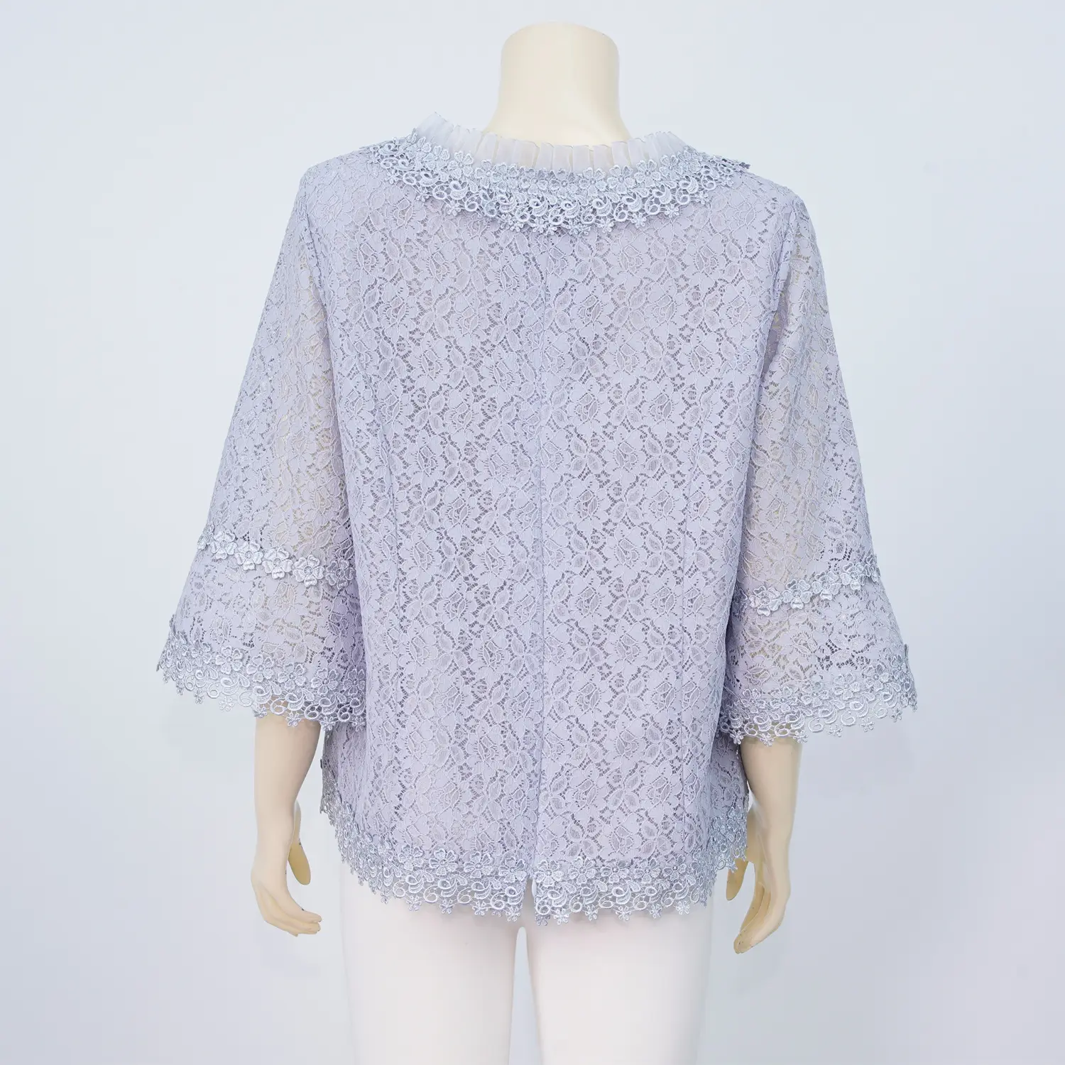 เสื้อคอกลม ปลายแขนบาน ผ้าลูกไม้ลายดอกไม้ - Image 4