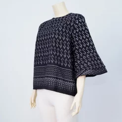 เสื้อคอกลม แขนกระบอก ตัดต่อปลายแขนบาน ดีไซน์ระบาย 2 ระดับ ผ้าฝ้ายลายไทย - Image 3