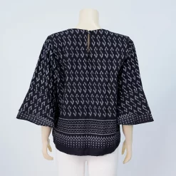 เสื้อคอกลม แขนกระบอก ตัดต่อปลายแขนบาน ดีไซน์ระบาย 2 ระดับ ผ้าฝ้ายลายไทย - Image 2