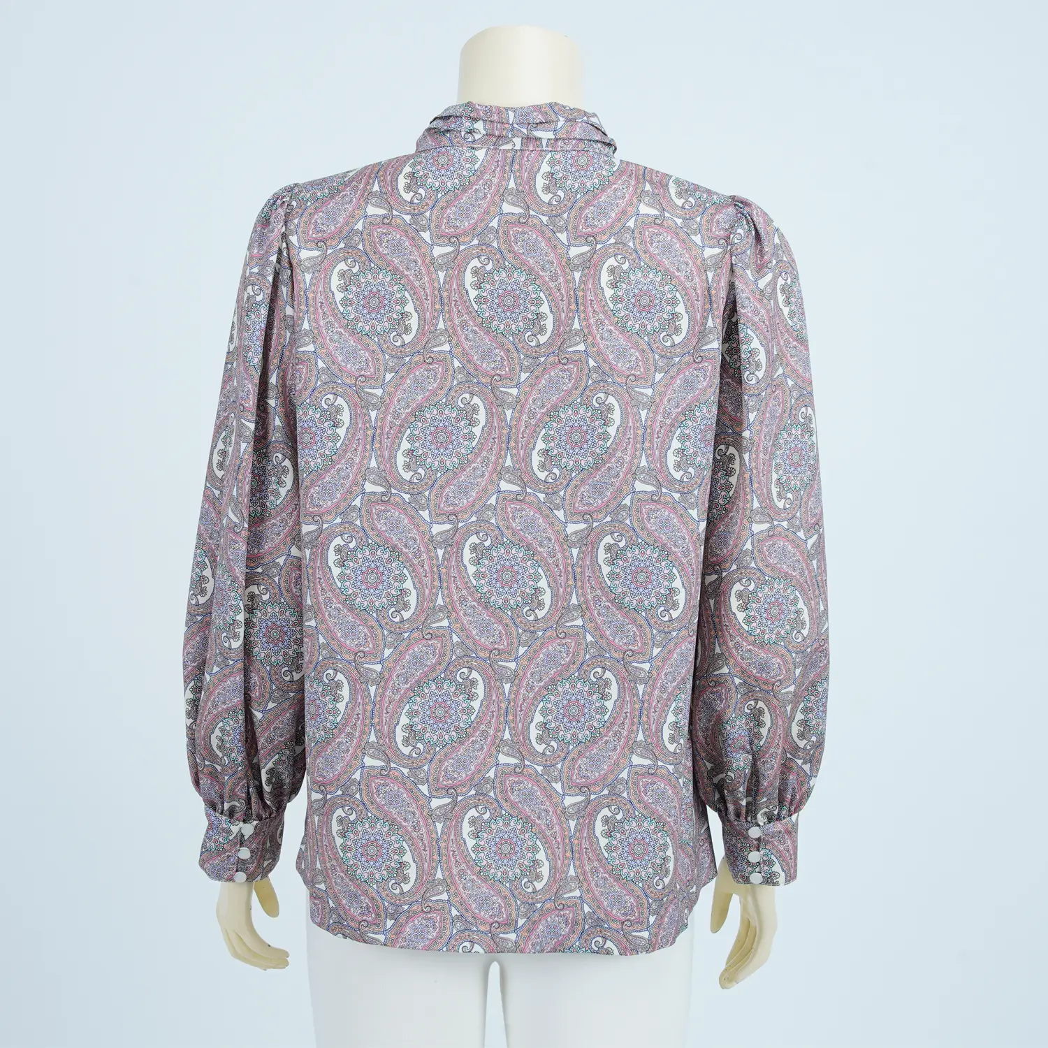 เสื้อคอวี ขอบคอตั้งทิ้งชายผูกโบว์ แขนพองยาว 5 ส่วน ผ้าพิมพ์ลายเพสลีย์ - Image 4