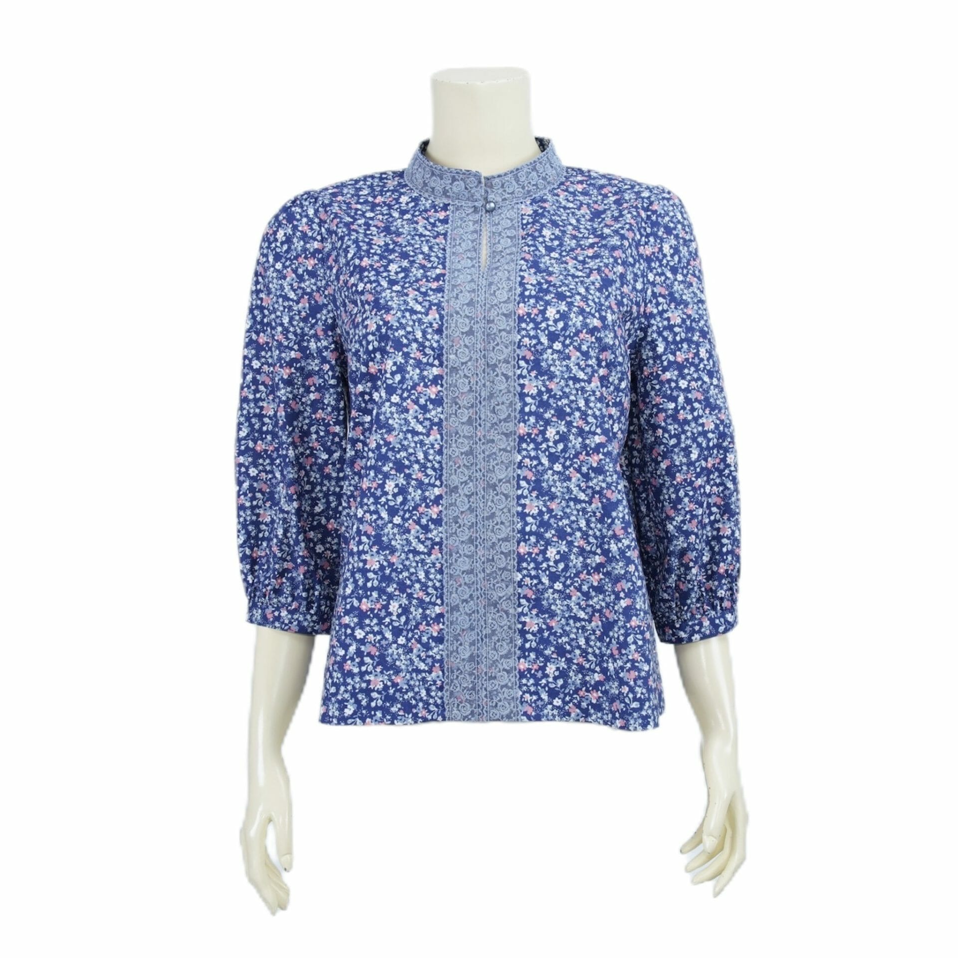 เสื้อคอตั้ง แต่งเทปลูกไม้ แขนพองยาว 4 ส่วน ผ้าลายดอกไม้