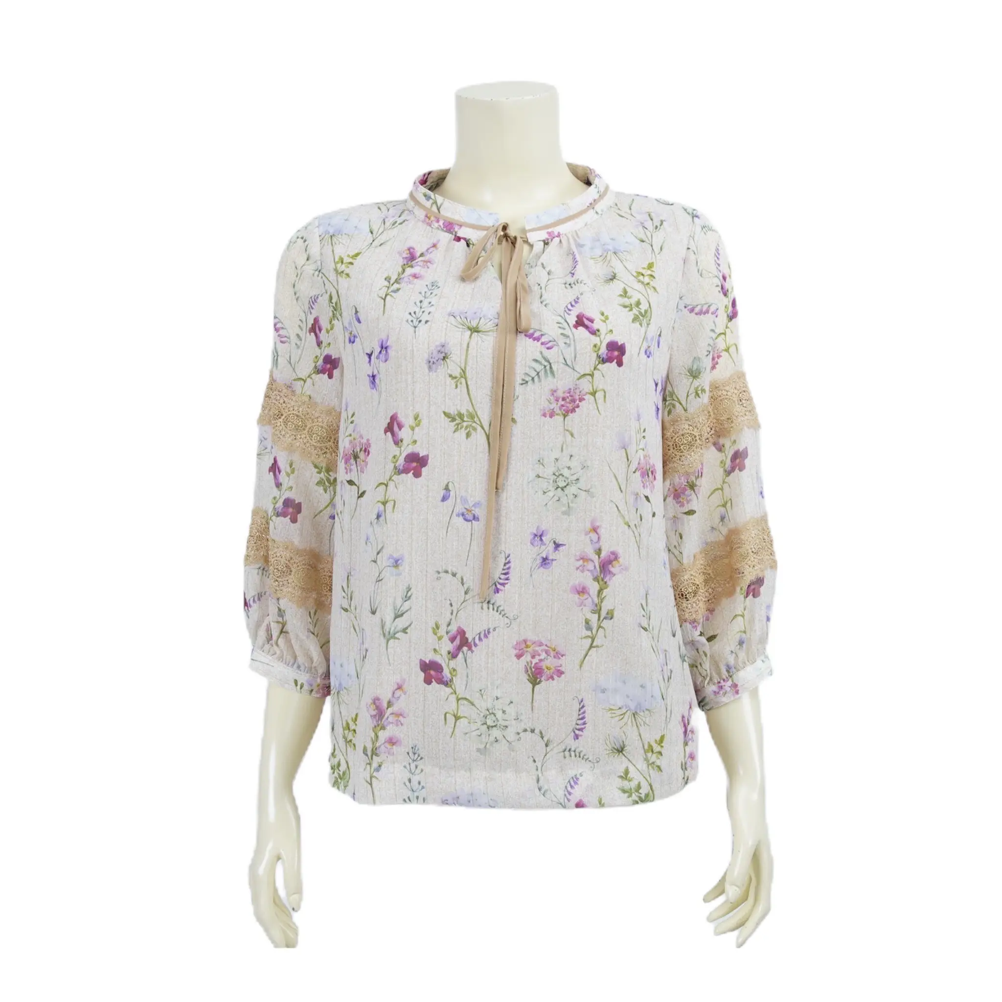 เสื้อคอตั้งดีไซน์ผูกโบว์ แขนพองยาว 4 ส่วน แต่งเทปลูกไม้ ผ้าลายดอกไม้