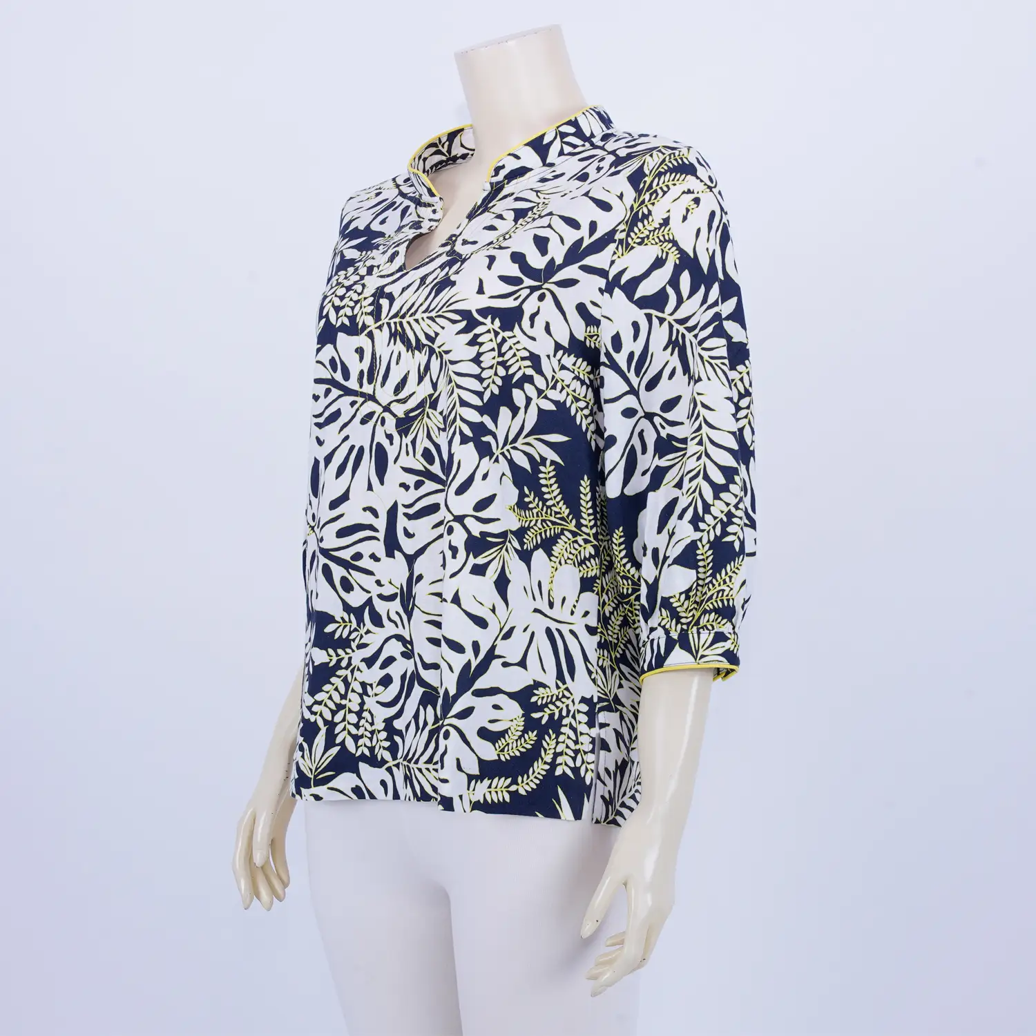 เสื้อคอตั้ง ผ่าคอรูปตัววี แขนพอง ยาว 4 ส่วน ผ้าลินินลายใบไม้ - Image 3