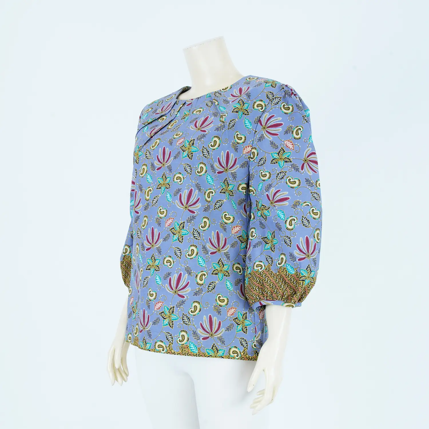 เสื้อสตรีคอกลม แขน 4 ส่วน ตัดต่อปลายแขนพอง ผ้าปาเต๊ะลายสิงคโปร์ - Image 3