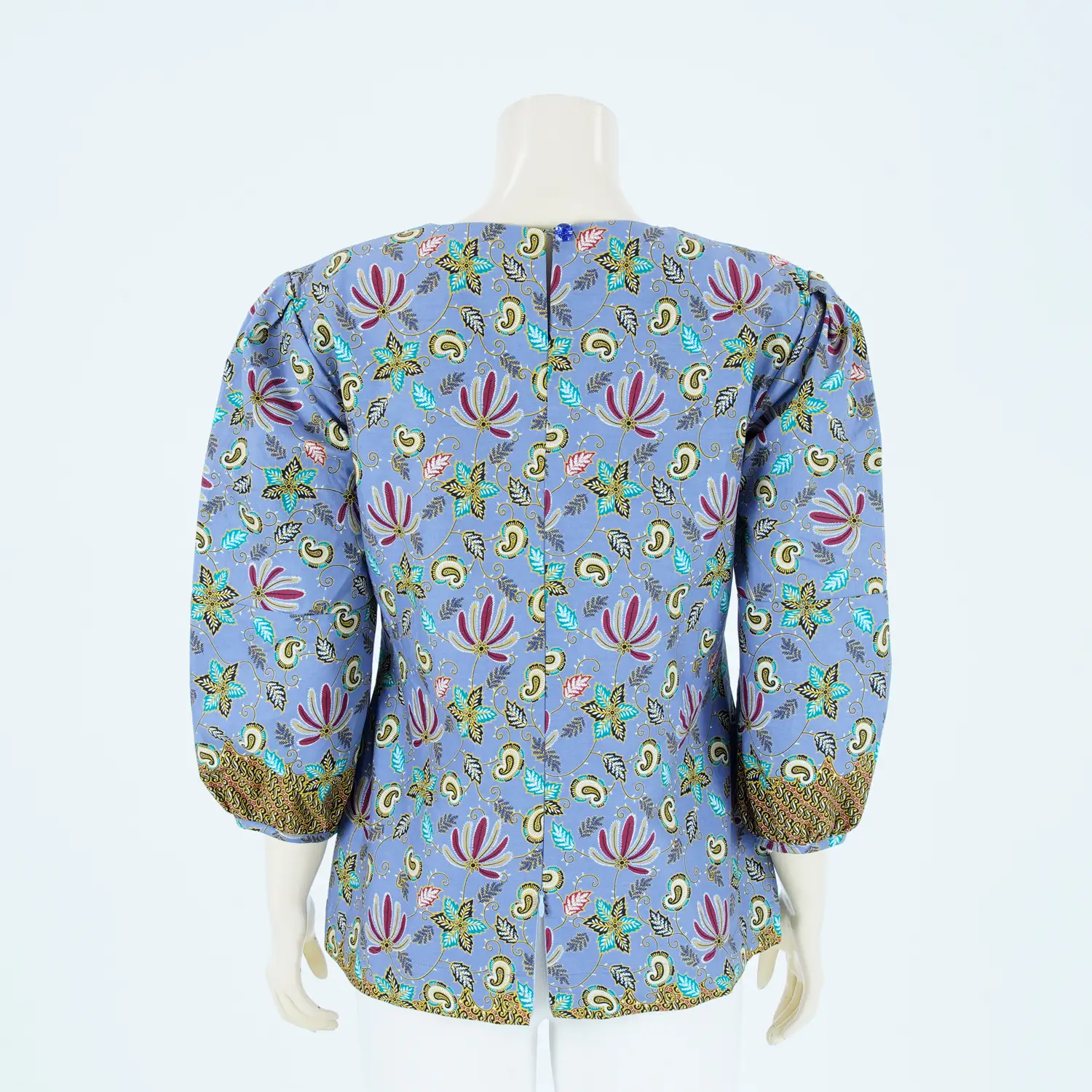 เสื้อสตรีคอกลม แขน 4 ส่วน ตัดต่อปลายแขนพอง ผ้าปาเต๊ะลายสิงคโปร์ - Image 2