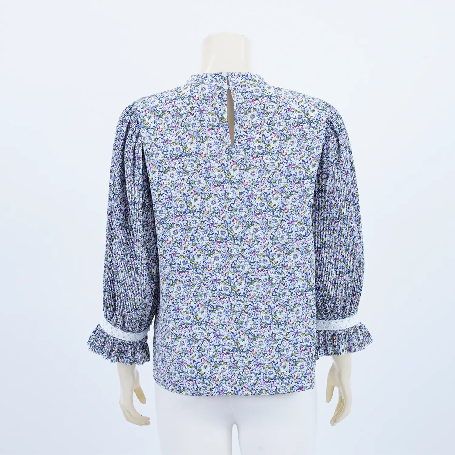 เสื้อคอตั้ง แขนผ้าพลีท ทรงแขนพอง พิมพ์ลายทุ่งดอกไม้ - Image 2
