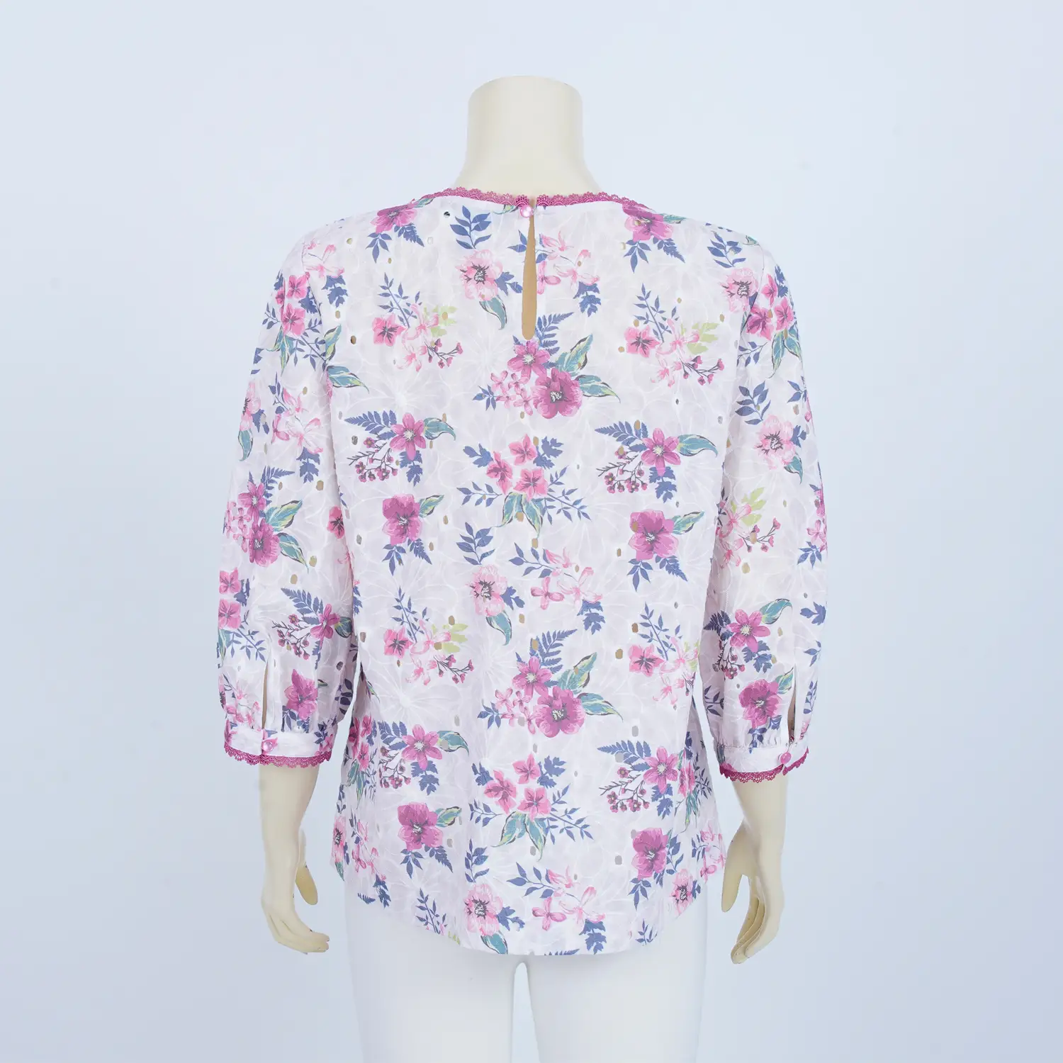 เสื้อคอกลม แขนพองยาว 4 ส่วน ผ้าคอตตอน ปักฉลุลายดอกไม้ - Image 2
