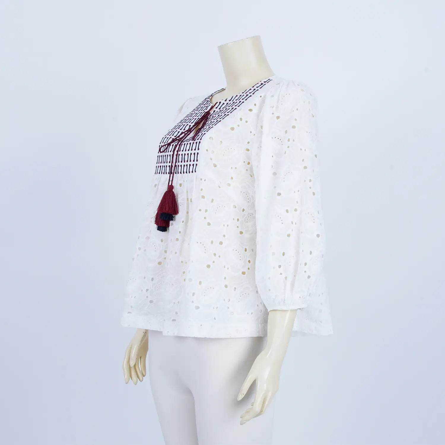 เสื้อคอกลม ผ่าหน้ารูปตัววี แต่งเชือกปลายพู่ แขนบอลลูน ผ้าฉลุลายดอกไม้ - Image 2