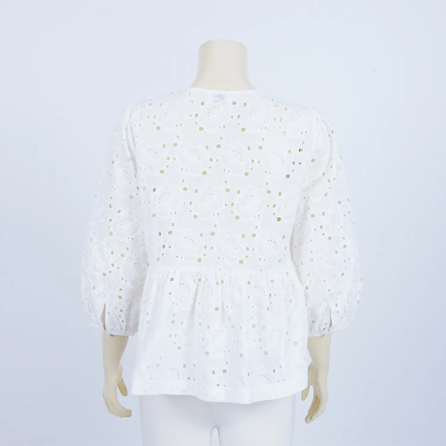เสื้อคอกลม ผ่าหน้ารูปตัววี แต่งเชือกปลายพู่ แขนบอลลูน ผ้าฉลุลายดอกไม้ - Image 3