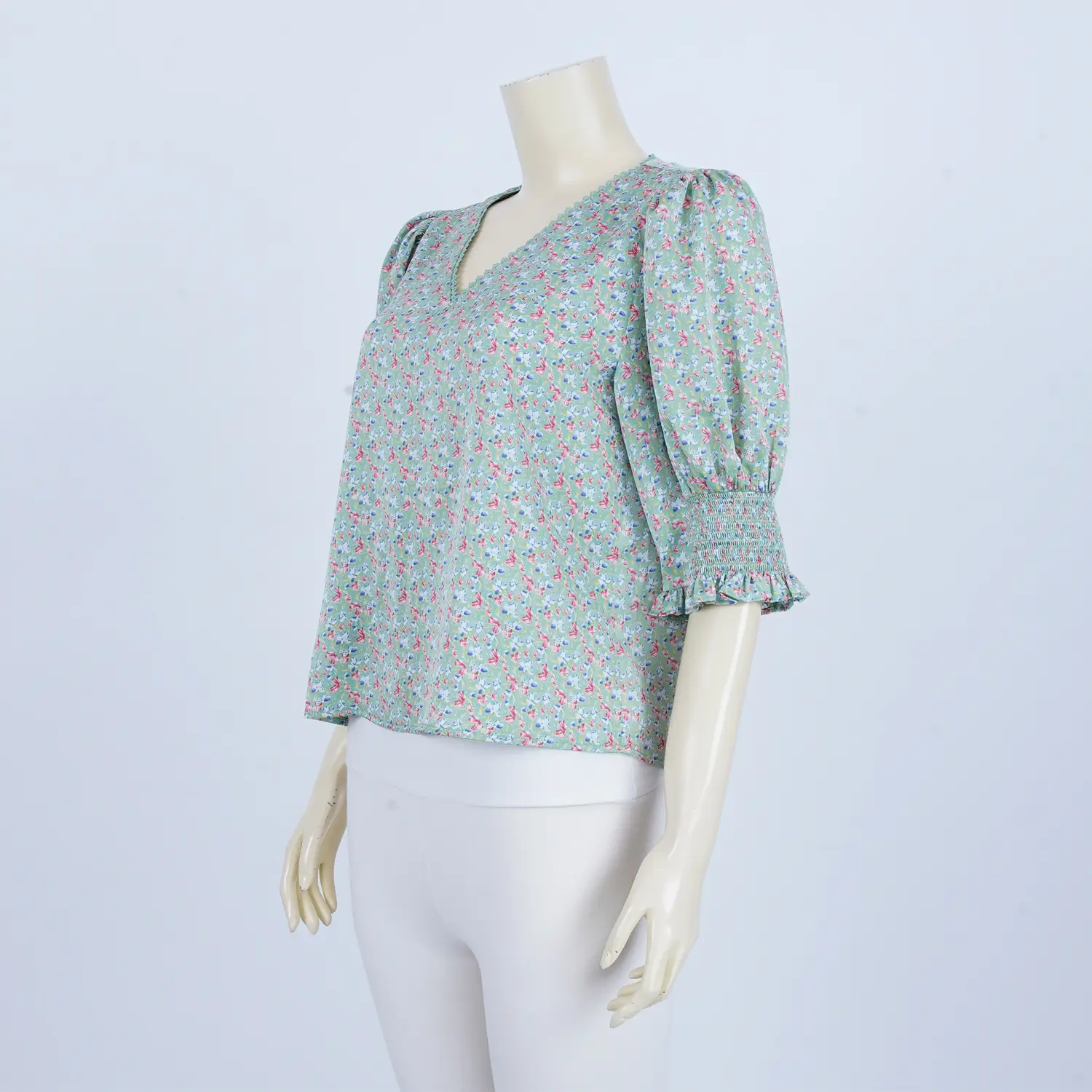 เสื้อคอวี แขนตุ๊กตา ยาว 3 ส่วน ผ้าลายทุ่งดอกไม้ - Image 2