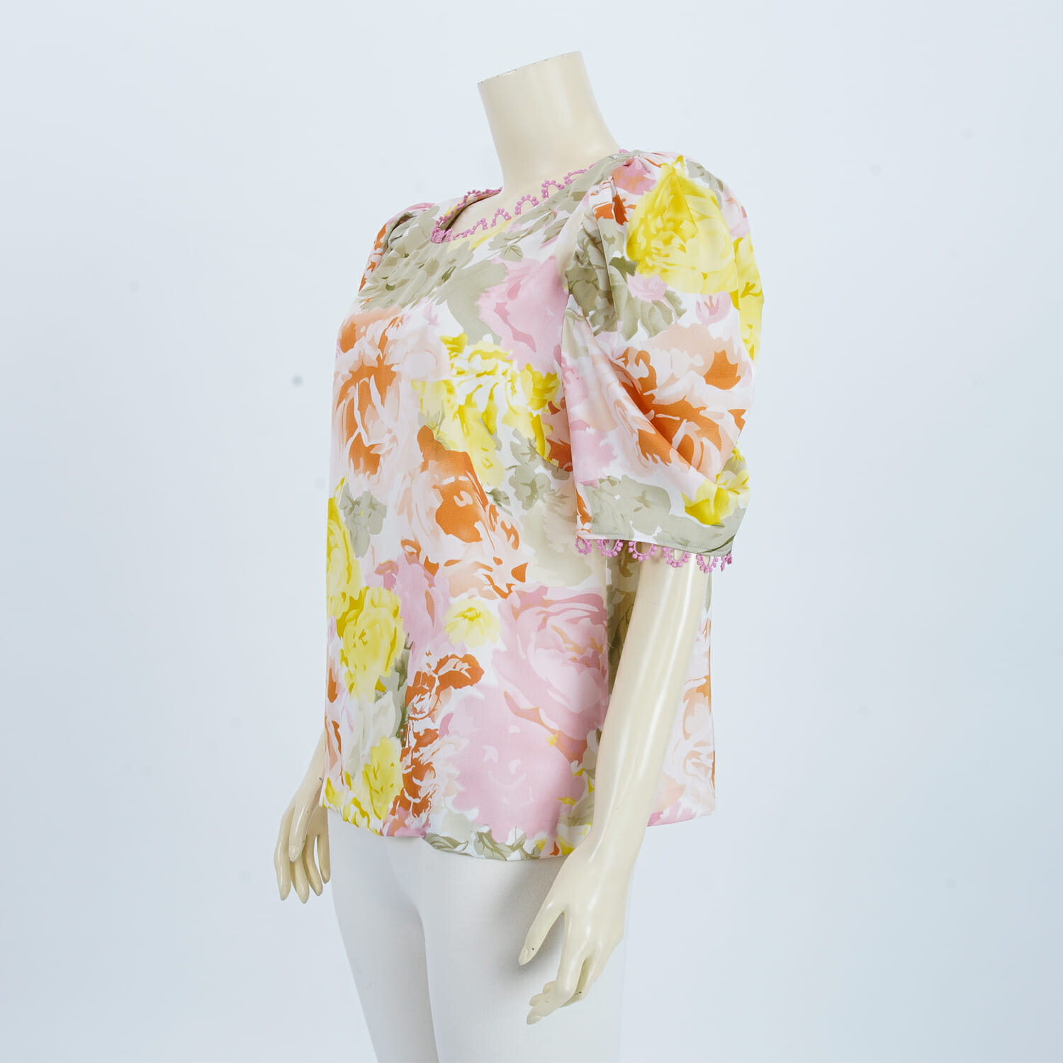 เสื้อคอกลม แขนตุ๊กตาแบบไล่ระดับ ผ้าซาตินลายดอกไม้ หลากสี - Image 2