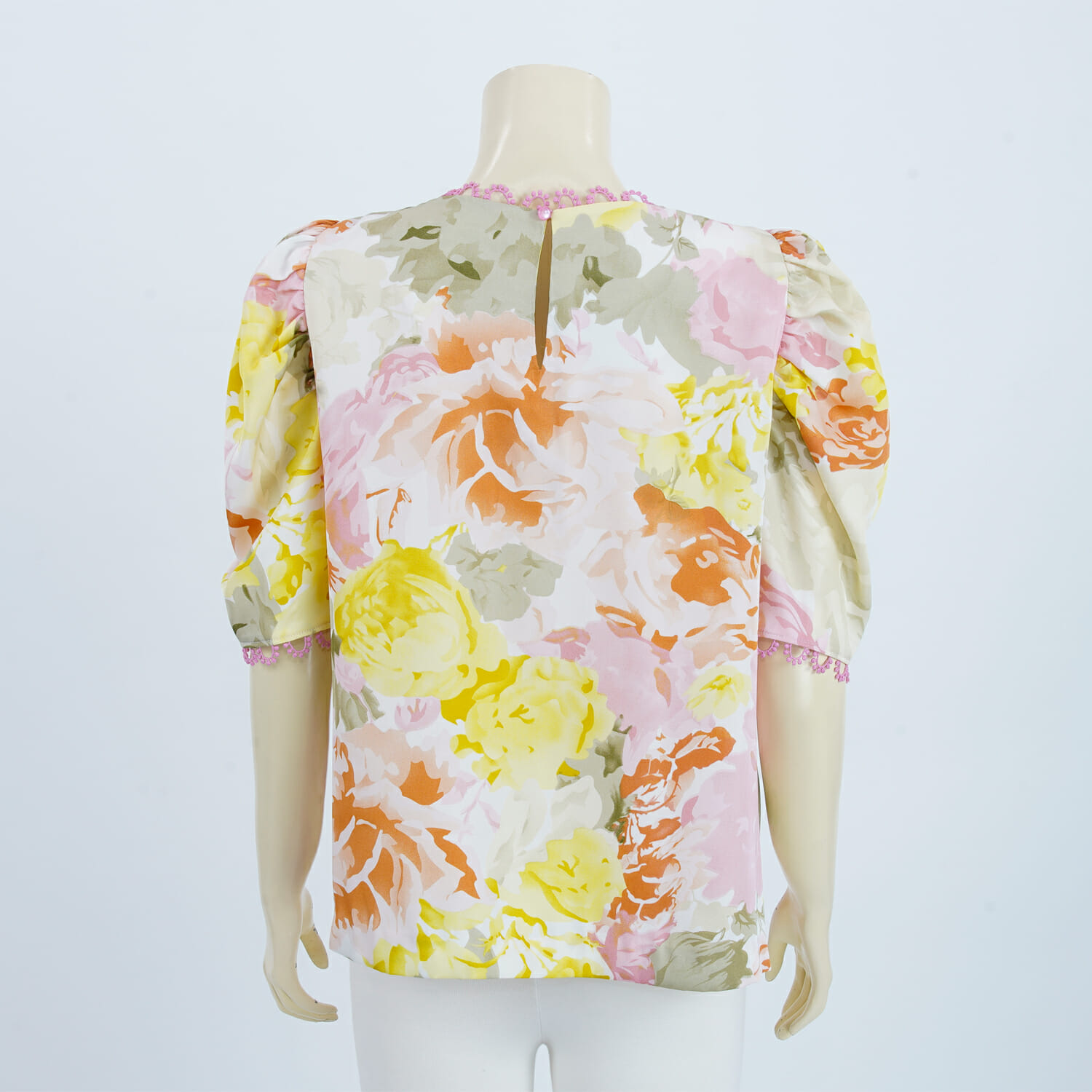 เสื้อคอกลม แขนตุ๊กตาแบบไล่ระดับ ผ้าซาตินลายดอกไม้ หลากสี - Image 3